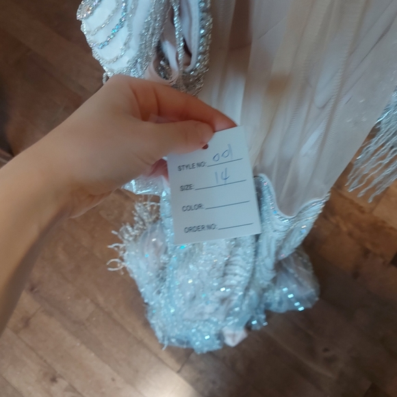 I am pregnant and it does not fit me. - Picture 2 of 3